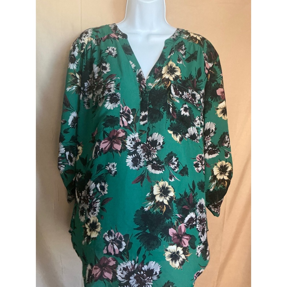 Torrid Harper Blouse Womens Size 2 Green Floral Excellent Roll Tab V-Neck Top